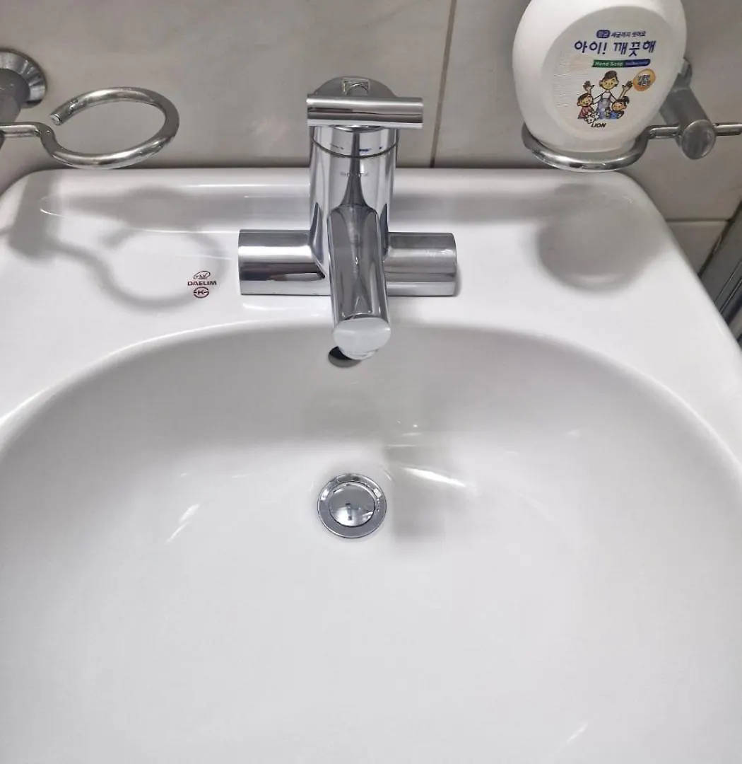 Apartment Hongdae Guesthouse 1Min From Hongik Uni Station Exit #1 Seoul South Korea