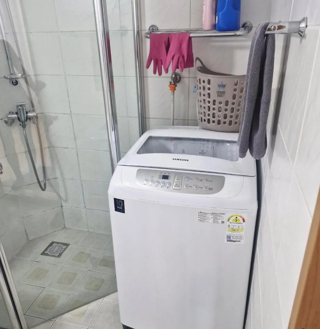 Apartment Hongdae Guesthouse 1Min From Hongik Uni Station Exit #1 Seoul South Korea