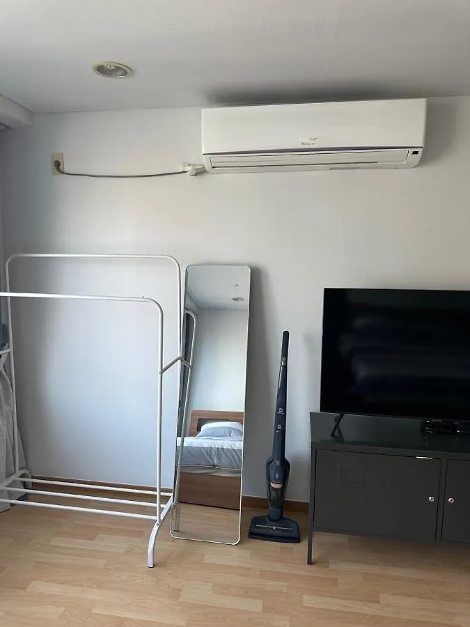 Apartment Hongdae Guesthouse 1Min From Hongik Uni Station Exit #1 Seoul